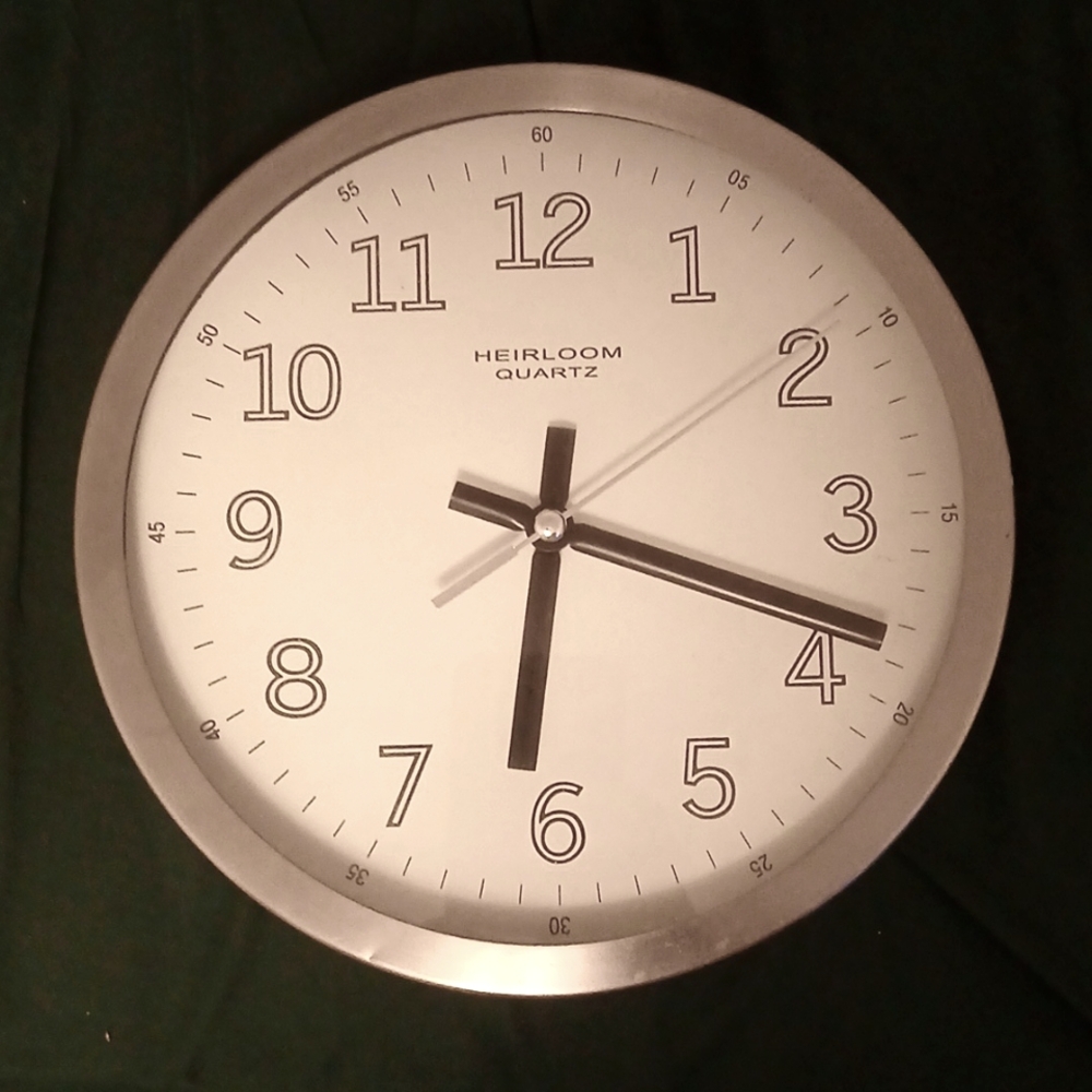 Heirloom Quartz Analog Wall Clock